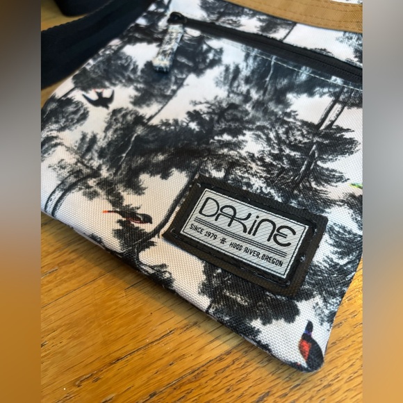 Dakine Crossbody Outdoor Bag Forest Toile Print - Picture 2 of 4